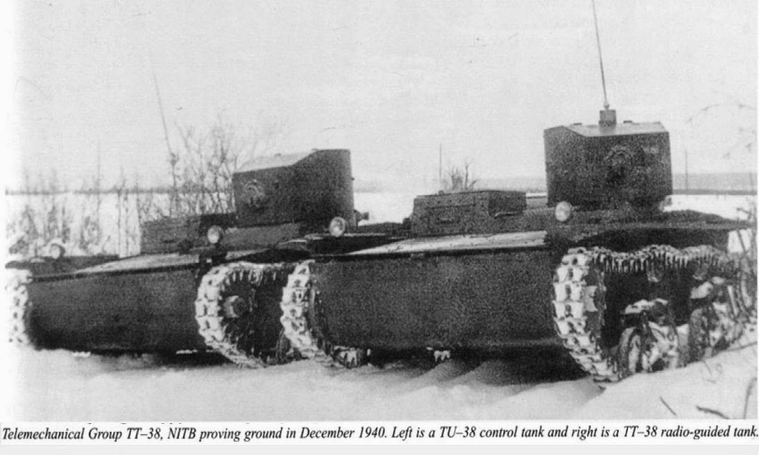 Các loại xe tăng không người lái điều khiển từ xa có khả năng di chuyển cách nguồn phát tín hiệu radar điều khiển tối đa 1500 mét tuỳ thuộc điều kiện địa hình và thời tiết. Tuy nhiên cũng có nhiều điểm khác biệt so với các loại xe tăng điều khiển từ xa sau này. Nguồn ảnh: Estranky