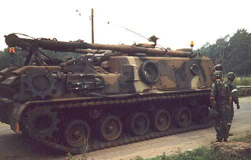 Được thiết kế làm nhiệm vụ cứu hộ, thiết giáp M88 không có khả năng di chuyển ở tốc độ cao. Tốc độ tối đa mà nó có thể đạt được chỉ vào khoảng 40 km/h khi di chuyển trên đường bằng và dự trữ hành trình vào khoảng 400 km. Nguồn ảnh: Pinterest.