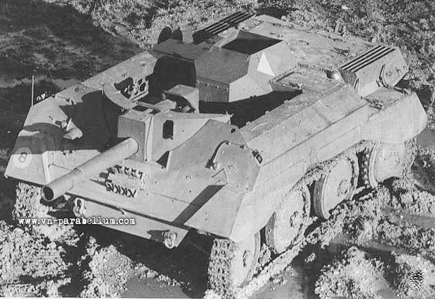 Tổng cộng đã có khoảng vài chục khẩu pháo tự hành loại này được ra đời những chưa kịp vận chuyển ra chiến trường. Sau khi cuộc chiến kết thúc, phần lớn pháo tự hành Alecto được chuyển thành... máy xúc. Nguồn ảnh: Warhistory.