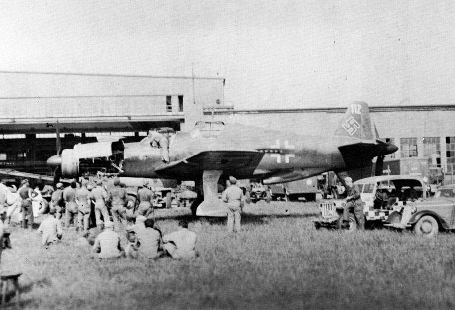 Vũ trang của Do 335 bao gồm 1 khẩu pháo 30mm được gắn ở phía trước động cơ. Loại pháo này có sức công phá cực khoẻ, có thể bắn hạ mọi loại máy bay chiến đấu hoặc máy bay ném bom thời bấy giờ chỉ bằng một phát bắn trúng đích. Nguồn ảnh: Warhistory.