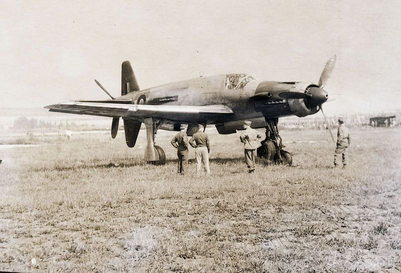 Tiêm kích - bom Do 335 có chiều dài 13,85 mét, sải cánh 13,8 mét, chiều cao 4,55 mét và có diện tích mặt cánh 38,5 mét. Trọng lượng rỗng của chiếc máy bay này là 7400 kg trong khi đó trọng lượng cất cánh tối đa của nó lên tới 9600 kg. Nguồn ảnh: Warhistory.