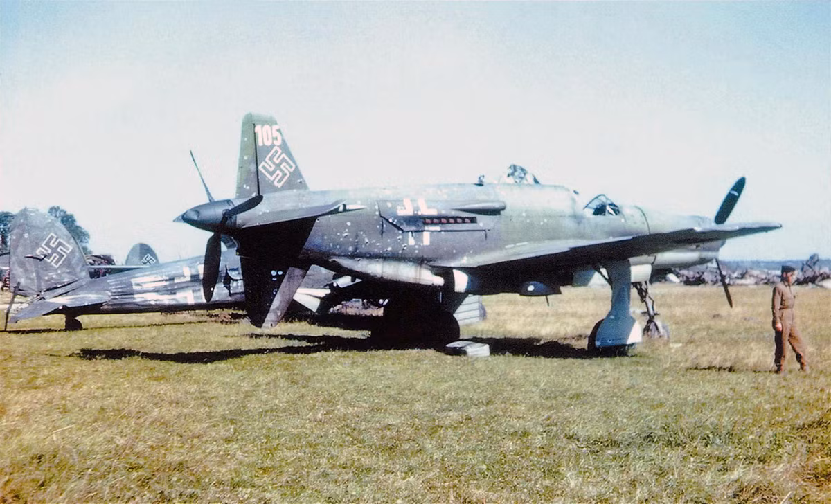 Khác với kiểu đặt động cơ truyền thống trên nhưng máy bay có hai động cơ. Do 335 lại đặt hai động cơ ở trước mũi và sau đuôi thay vì đặt ở hai cánh, đây được coi là thiết kế mang tính cách mạng giúp nó đạt được tốc độ hơn 770 km/h. Nguồn ảnh: Warhistory.