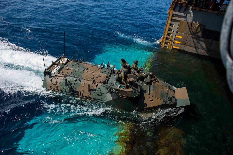 Học thuyết "Phòng thủ" của Nhật Bản hiện tại đã được giải thích khác nghĩa hoàn toàn so với trước đây với việc hơn 10 điều luật được sửa đổi kể từ năm 2014 tới nay. Theo đó, có thể hiểu rằng để "phòng thủ", Nhật hoàn toàn có quyền triển khai quân ra nước ngoài, hỗ trợ đồng minh chiến đấu như một cách "phòng thủ từ xa", không cho chiến tranh lan vào đất Nhật. Nguồn ảnh: BI.