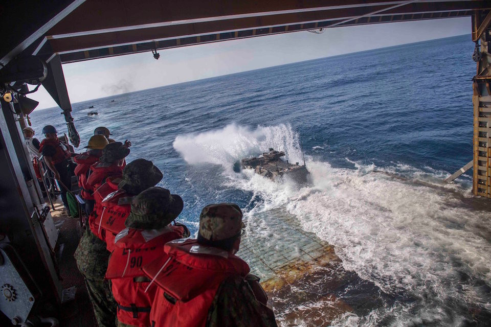 Truyền thông Nhật Bản và giới chức quốc phòng nước này vẫn khẳng định, lực lượng Phòng vệ Nhật Bản chỉ có nhiệm vụ phòng thủ đất nước, trong thời gian gần đây những bước đi của Nhật Bản dường như đang đưa quân đội nước này "vượt biển" để tiến xa hơn trong tương lai. Nguồn ảnh: BI.