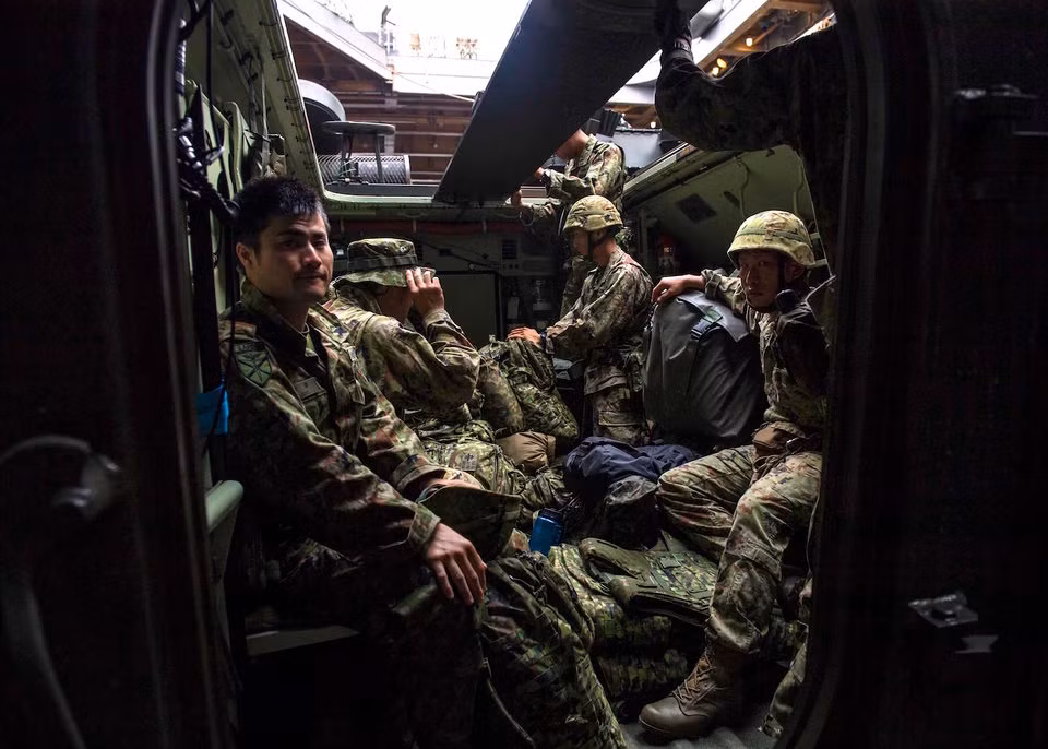 Bằng chứng là các thiết bị quân sự của Nhật ra đời sau năm 2014, ví dụ như máy bay vận tải Kawasaki C-2 của Nhật vừa ra mắt đã được mở rộng tầm bay lên tới 7600 km - tầm bay vượt ra rất xa khỏi lãnh thổ Nhật Bản nhằm đáp ứng cho nhu cầu hậu cần và chuyển quân ra nước ngoài trong tương lai. Nguồn ảnh: BI.