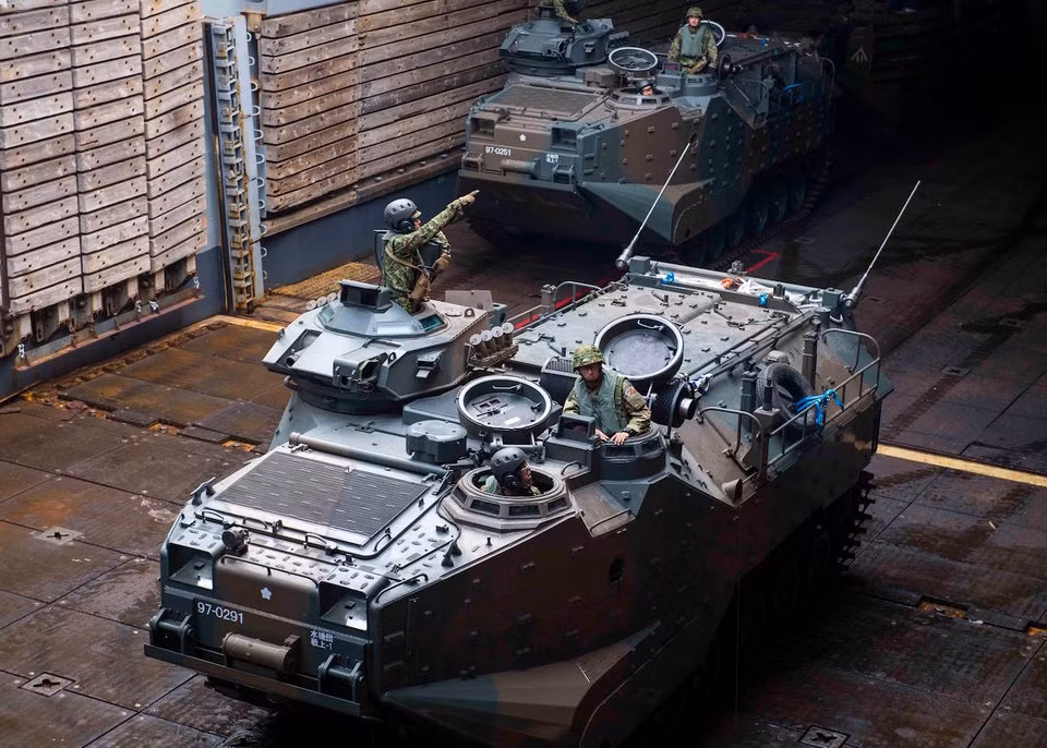 Tiếp theo đó là lực lượng Phòng vệ Biển Nhật Bản tái tổ chức và triển khai lực lượng Thuỷ quân Lục chiến lần đầu tiên kể từ sau Chiến tranh Thế giới thứ hai hồi tháng 8 vừa rồi và ngay lập tức đưa lực lượng này tới Philippines tập trận hồi đầu tháng 10. Nguồn ảnh: BI.