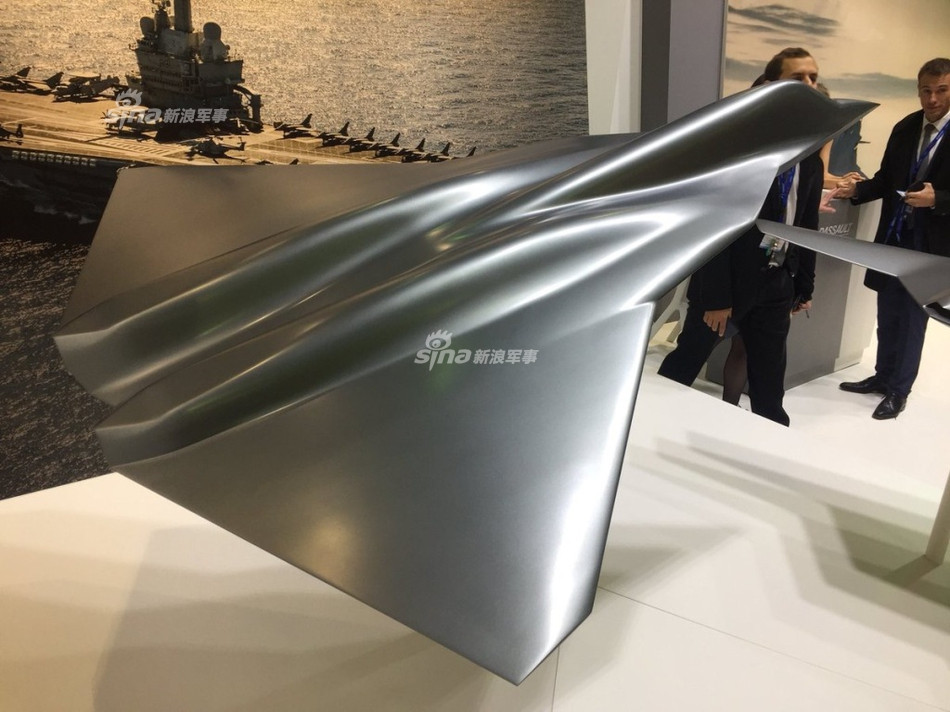 Tại Triển lãm Hải quân Euronaval 2018, Tập đoàn Dassault của Pháp đã lần đầu trưng bày mô hình chiến đấu cơ thế hệ 5 đầu tiên của nước này mang tên New Generation Fighter (NGF) và dự đoán đến năm 2035-2040 sẽ thay thế các chủng loại máy bay chiến đấu loại Dassault Rafales cũng như Eurofighter Typhoons của Đức. Nguồn ảnh: Sina.