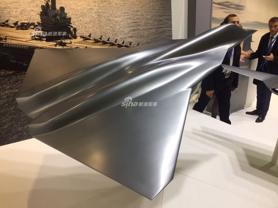 Tại Triển lãm Hải quân Euronaval 2018, Tập đoàn Dassault của Pháp đã lần đầu trưng bày mô hình chiến đấu cơ thế hệ 5 đầu tiên của nước này mang tên New Generation Fighter (NGF) và dự đoán đến năm 2035-2040 sẽ thay thế các chủng loại máy bay chiến đấu loại Dassault Rafales cũng như Eurofighter Typhoons của Đức. Nguồn ảnh: Sina.