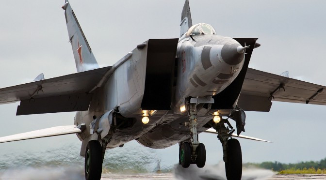 Ra đời để đánh chặn siêu cơ trinh sát SR-71, MiG-25 Foxbat là loại máy bay có tốc độ nhanh nhất mà Liên Xô từng phat minh ra. Tốc độ tối đa của nó lên tới Mach 3.2 và có thể mang theo tới 4 tên lửa không đối không. Tổng cộng đã có tới 1100 chiếc MiG-25 được Liên Xô chế tạo trong thời gian từ năm 1964 tới năm 1984. Nguồn ảnh: MiGflug.