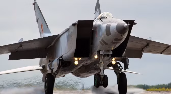 Ra đời để đánh chặn siêu cơ trinh sát SR-71, MiG-25 Foxbat là loại máy bay có tốc độ nhanh nhất mà Liên Xô từng phat minh ra. Tốc độ tối đa của nó lên tới Mach 3.2 và có thể mang theo tới 4 tên lửa không đối không. Tổng cộng đã có tới 1100 chiếc MiG-25 được Liên Xô chế tạo trong thời gian từ năm 1964 tới năm 1984. Nguồn ảnh: MiGflug.