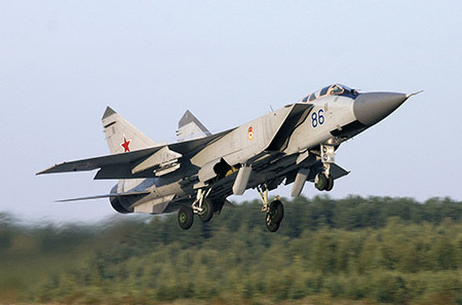 Mikoyan MiG-31 là chiến đấu cơ nhanh nhất từng được Liên Xô sản xuất. Tốc độ tối đa của nó lên tới Mach 2.83 - tương đương với khoảng hơn 3400 km/h. Đây cũng là một trong số ít các chiến đấu cơ có khả năng bay ở tốc độ siêu âm ở độ cao thấp vào thời Chiến tranh lạnh. Nguồn ảnh: MiGflug.