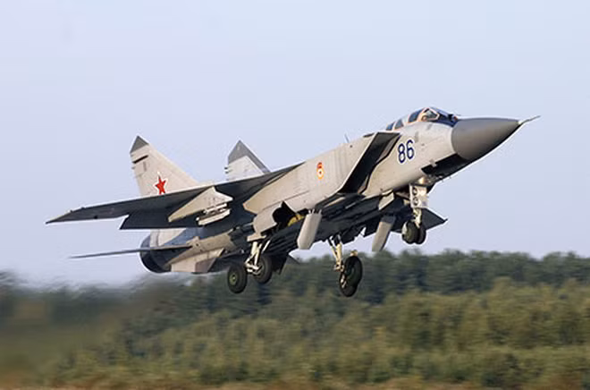 Mikoyan MiG-31 là chiến đấu cơ nhanh nhất từng được Liên Xô sản xuất. Tốc độ tối đa của nó lên tới Mach 2.83 - tương đương với khoảng hơn 3400 km/h. Đây cũng là một trong số ít các chiến đấu cơ có khả năng bay ở tốc độ siêu âm ở độ cao thấp vào thời Chiến tranh lạnh. Nguồn ảnh: MiGflug.