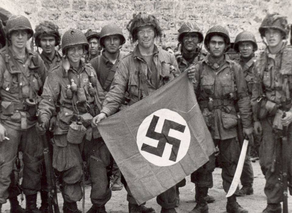 Trong hồi ký của mình, những sĩ quan chỉ huy và binh lính Đại đội E luôn nhắc tới "ngọn đồi ác mộng" với họ mang tên Currahee. Đây là ngọn đồi cao, dốc, cạnh khu huấn luyện và khẩu lệnh "3 dặm chạy lên, 3 dặm chạy xuống" luôn là nỗi ác mộng với mọi người lính Đại đội E trong suốt hai năm huấn luyện. Nguồn ảnh: Warhistory.