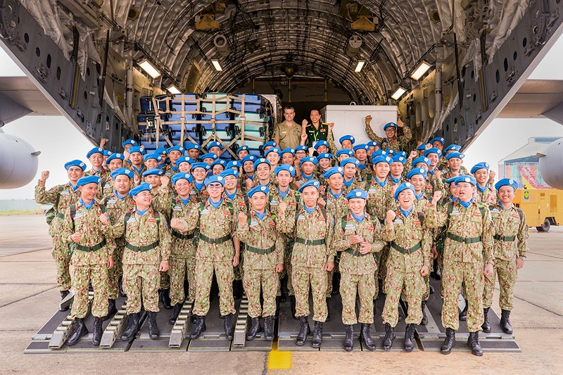 Đại tá Hoàng Kim Phụng, Cục Trưởng, Cục Gìn Giữ Hòa Bình cho biết “Australia tài trợ mở nhiều khóa học tiếng Anh ở các trình độ khác nhau cho cán bộ và nhân viên của bệnh viện dã chiến cấp 2 số 1, hỗ trợ 1 máy phát điện, 2 xe cứu thương và đặc biệt là cung cấp 2 chuyến bay C-17 vận chuyển con người và trang bị bệnh viện dã chiến cấp 2 sang Nam Sudan ngay đêm hôm nay và ngày 16 tháng 10 tới.”