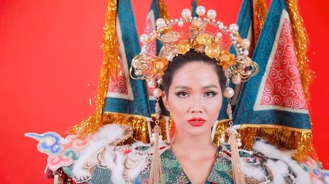 Hoa hau H’Hen Nie gay sot khi dien bo trang phuc dinh day “banh mi”-Hinh-4