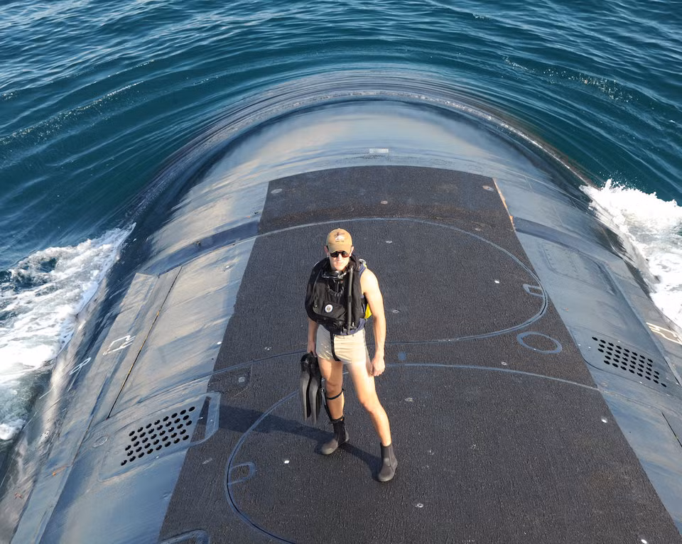 Đặc nhiệm người lái trên thân tàu USS Indiana, giống với các lớp Virginia trước đây, USS Indiana có độ giãn nước tối đa 7800 tấn, dài 114,9 mét, rộng 10,3 mét và sử dụng một lò phản ứng hạt nhân loại S9G để cung cấp năng lượng. Nguồn ảnh: BI.