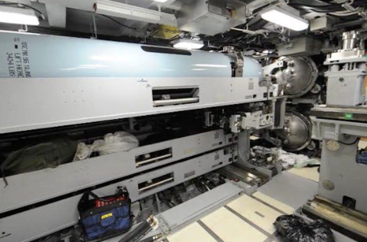 Khoang ngư lôi trên tàu USS Indiana. Giống với mọi tàu lớp Virgina khác, tàu Indiana cũng có 4 ống phóng ngư lôi cỡ 533 mm và 12 ống phóng thẳng đứng để phóng tên lửa. Tổng cộng USS Indiana có thể mang theo được 65 ngư lôi và tên lửa. Nguồn ảnh: BI.