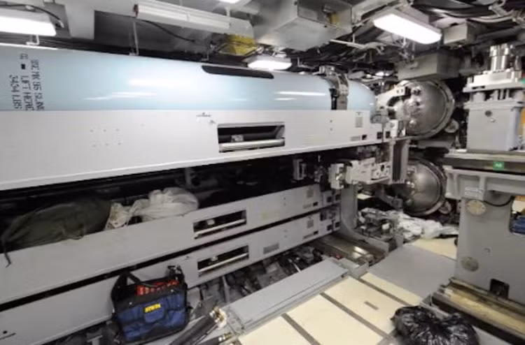 Khoang ngư lôi trên tàu USS Indiana. Giống với mọi tàu lớp Virgina khác, tàu Indiana cũng có 4 ống phóng ngư lôi cỡ 533 mm và 12 ống phóng thẳng đứng để phóng tên lửa. Tổng cộng USS Indiana có thể mang theo được 65 ngư lôi và tên lửa. Nguồn ảnh: BI.