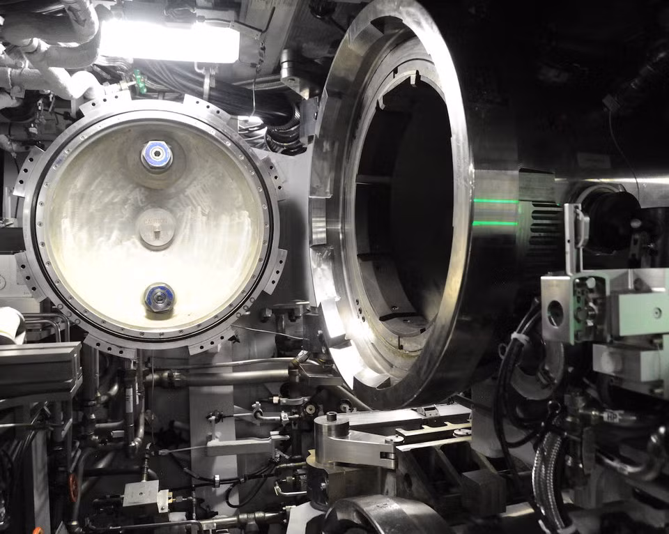 Cận cảnh một ống phóng ngư lôi trên tàu USS Indiana. Tàu có khoang thả biệt kích riêng thay vì thả biệt kích qua ống phóng lôi như các lớp tàu cũ trước đây, tuy nhiên khoang thả biệt kích là tối mật và không được chụp ảnh. Nguồn ảnh: BI.