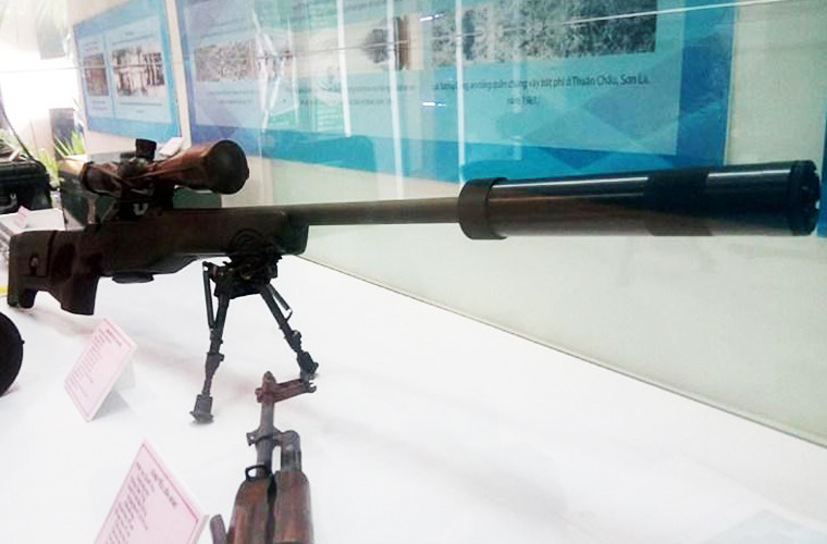 Được thiết kế để phục vụ mục đích bắn tỉa, hệ thống giảm thanh đầu nòng của CZ 750 có tích hợp sẵn loa che lửa và cũng có khả năng giảm giật, cho phép xạ thủ thực hiện được những phát bắn chính xác với độ giật cực thấp. Nguồn ảnh: QDND.