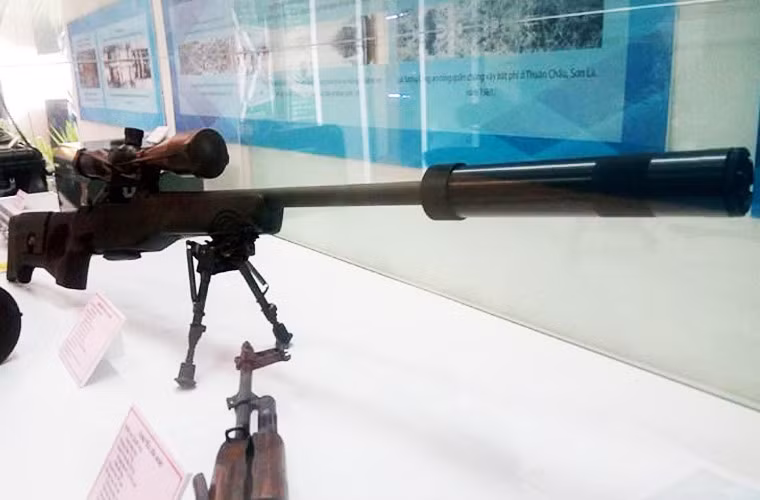 Được thiết kế để phục vụ mục đích bắn tỉa, hệ thống giảm thanh đầu nòng của CZ 750 có tích hợp sẵn loa che lửa và cũng có khả năng giảm giật, cho phép xạ thủ thực hiện được những phát bắn chính xác với độ giật cực thấp. Nguồn ảnh: QDND.