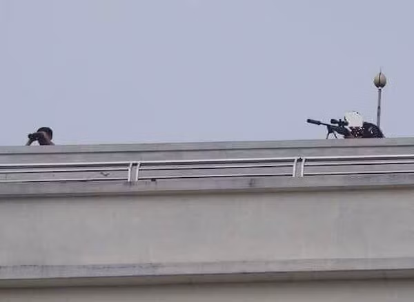 Sau hơn 12 giờ kiên trì vận động, đến 23h40 tối ngày 1/10, Công an tỉnh Nghệ An đã khống chế đối tượng Lê Ngọc Sơn – đối tượng ôm vũ khí nóng cố thủ trong nhà thành công. Nguồn ảnh: Danviet.