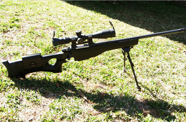 Súng có cấu tạo phần lớn bằng vật liệu polymer tổng hợp với độ bền cao và trọng lượng nhẹ, ngoài gia còn có thiết kế cả giá chống hai chân, giúp xạ thủ giữ vị trí được nhiều giờ đồng hồ mà không bị mỏi. Nguồn ảnh: Guntech.