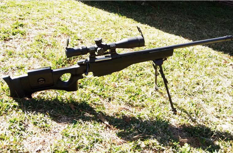 Súng có cấu tạo phần lớn bằng vật liệu polymer tổng hợp với độ bền cao và trọng lượng nhẹ, ngoài gia còn có thiết kế cả giá chống hai chân, giúp xạ thủ giữ vị trí được nhiều giờ đồng hồ mà không bị mỏi. Nguồn ảnh: Guntech.