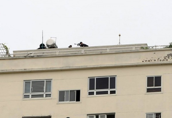 Được bố trí trên nóc toà nhà cao tầng có tầm quan sát tốt, lực lượng bắn tỉa sẽ sẵn sàng khống chế mục tiêu bất cứ lúc nào nếu tính hình vượt quá tầm kiểm soát. Nguồn ảnh: Tienphong.