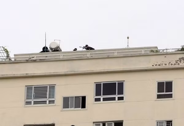 Được bố trí trên nóc toà nhà cao tầng có tầm quan sát tốt, lực lượng bắn tỉa sẽ sẵn sàng khống chế mục tiêu bất cứ lúc nào nếu tính hình vượt quá tầm kiểm soát. Nguồn ảnh: Tienphong.