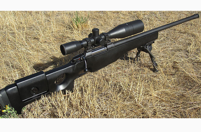 Súng có thiết kế cực kỳ tối giản để tránh các chuyển động không đáng có của các bộ phận bên trong hộp khoá nòng làm rung - gây mất độ chính xác khi khai hoả. Giống với nhiều khẩu súng bắn tỉa có độ chính xác cao khác, CZ 750 có thiết kế lên đạn bằng tay từng viên một. Nguồn ảnh: Guntech.