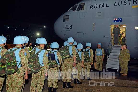 Tập kết chuẩn bị lên máy bay.