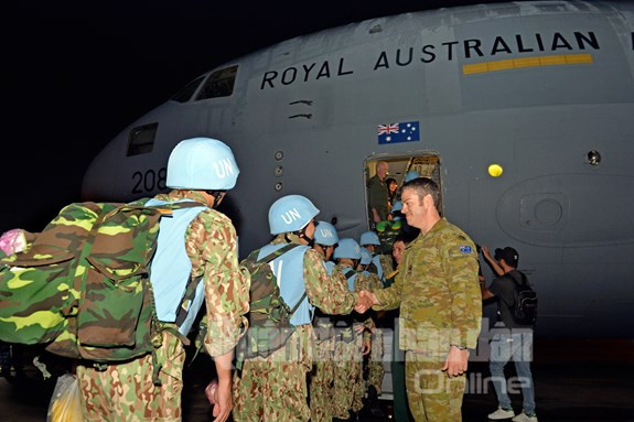 Sĩ quan Australia chào đón quân nhân Việt Nam lên máy bay.
