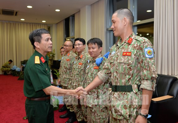 Lãnh đạo Cục Gìn giữ hòa bình Việt Nam động viên, dặn dò cán bộ, nhân viên bệnh viện.