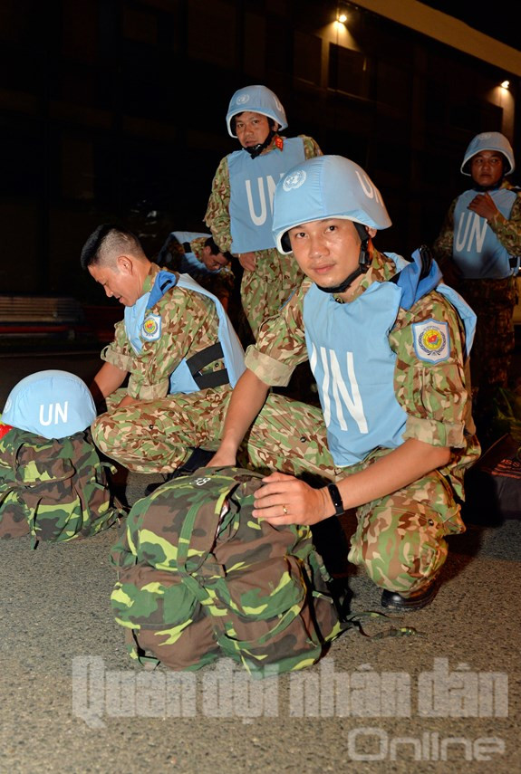 Trong không gian và phút giây lịch sử ấy, phút giây lên đường thực hiện sứ mệnh hòa bình cao cả, nhân văn và đầy trách nhiệm quốc tế, phóng viên Báo Quân đội nhân dân Điện tử đã có dịp ghi lại những hình ảnh tự hào, thiêng liêng.