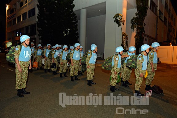 Tập trung đội ngũ, chuẩn bị làm thủ tục xuất cảnh.