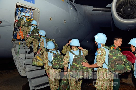 Nghe hướng dẫn xử lý các tình huống trên máy bay.