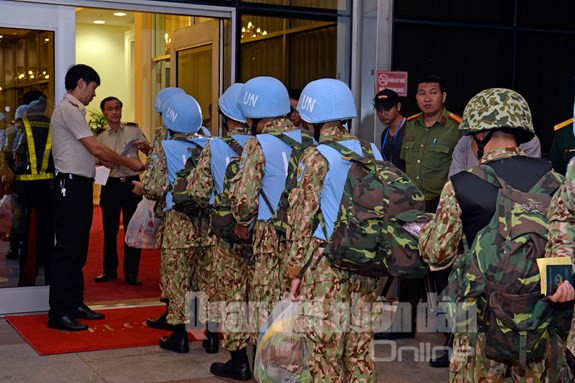 Thực hiện thủ tục kiểm tra an ninh vào khu cách ly.