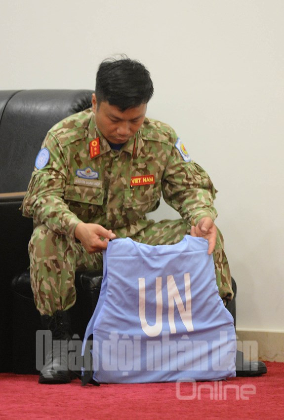 Trung úy Nguyễn Mạnh Hiệp kiểm tra áo giáp.