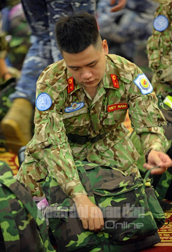 Thiếu úy Nguyễn Thế Anh kiểm tra lại quân tư trang trước khi lên máy bay.