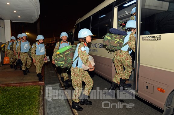 Lên xe trung chuyển ra máy bay.