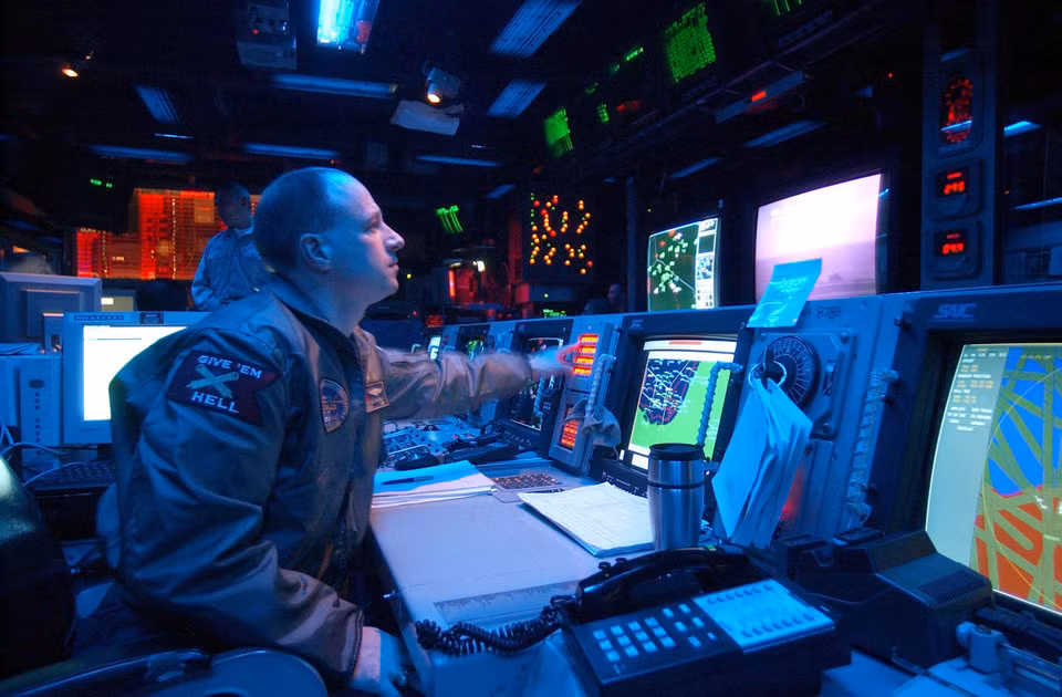 Đứng vị trí thứ 10 là tập đoàn Leidos với ước tính khoảng hơn 735.000 USD đã được tập đoàn này ủng hộ cho các cuộc tranh cử tổng thống hay các cuộc "vận động hành lang" trong chính trường Mỹ. Tập đoàn Leidos nổi tiếng với hệ thống phần mềm chỉ huy thời gian thực, lên kế hoạch và tổng hợp tin tình báo cho Quân đội Mỹ. 56,4% các khoản đóng góp của Leidos được chi cho Đảng Cộng Hoà. Nguồn ảnh: BI.