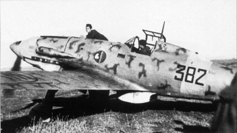 Ngoài ra, chiến đấu cơ này còn có khả năng mang theo 2 quả bom mỗi quả nặng tới 160 kg hoặc 2 thùng xăng phụ mỗi thùng 100 lít để tăng tối đa tầm bay trong những phi vụ yểm trợ cho cường kích cơ. Nguồn ảnh: Archive.