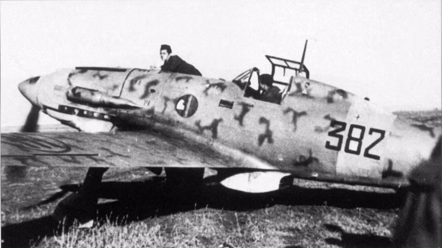 Ngoài ra, chiến đấu cơ này còn có khả năng mang theo 2 quả bom mỗi quả nặng tới 160 kg hoặc 2 thùng xăng phụ mỗi thùng 100 lít để tăng tối đa tầm bay trong những phi vụ yểm trợ cho cường kích cơ. Nguồn ảnh: Archive.