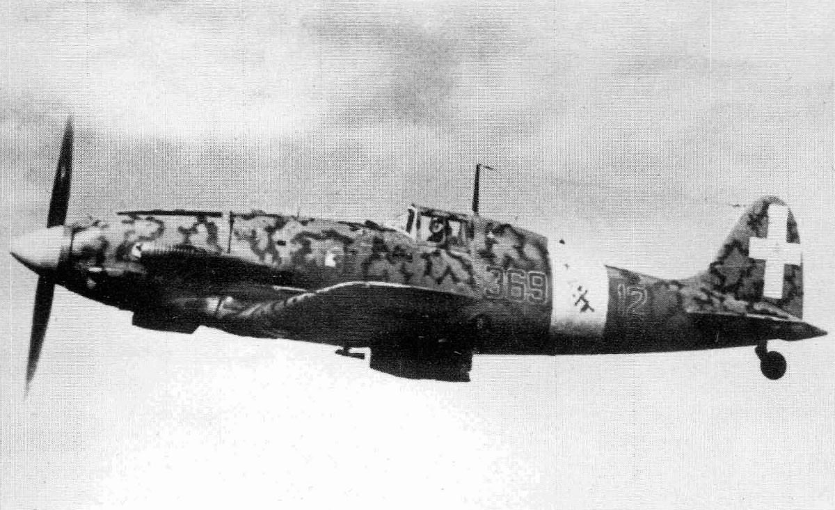 Do có tải trọng cực nhẹ, C.202 chỉ cần một động cơ Alfa Romeo RA.1000. Đây là loại động cơ V-12 làm mát bằng dung dịch do Italia tự sản xuất. Động cơ có công suất tối đa 1175 PS ở số vòng tua tối đa 2500 vòng trên phút. Nguồn ảnh: Archive.