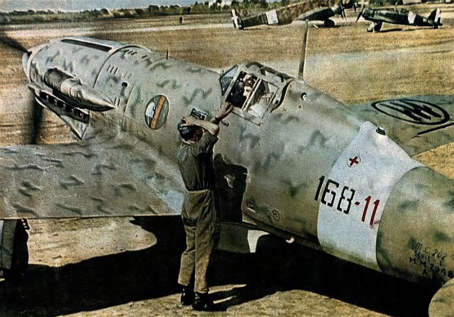 Ra đời từ năm 1940, bản thân các kỹ sư Đức cũng phải kinh ngạc với khả năng chiến đấu cực kỳ vượt trội của tiêm kích Macchi C.202. Tuy nhiên, lòng kiêu hãnh và sự "sĩ diện" của người Đức đã khiến họ chọn Bf 109 làm chiến đấu cơ chủ lực thay vì chọn C.202. Nguồn ảnh: Archive.