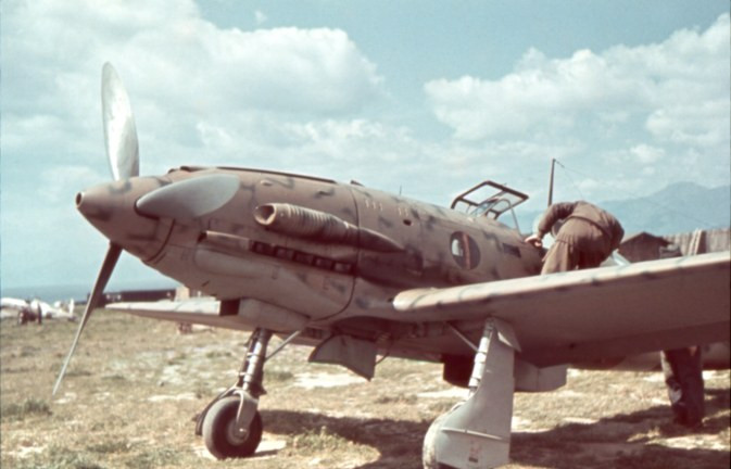 Bằng chứng là vào cuộc chiến ở Bắc Phi, tỉ lệ diệt - bị tiêu diệt của tiêm kích C.202 do Italia sử dụng là tốt hơn nhiều so với Bf 109 do các phi công Đức điều khiển. Nguồn ảnh: Archive.