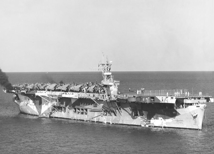Trong các chiến dịch ở châu Âu và châu Á Thái Bình Dương thời Chiến tranh Thế giới thứ hai, nhiệm vụ của các tàu sân bay ven bờ phần lớn chỉ là phòng thủ, chiếm ưu thế trên không bằng cách tăng tầm bay cho máy bay chiến đấu, hạn chế hoặc phát hiện sớm các kế hoạch đổ bộ của đối phương. Nguồn ảnh: WWII.