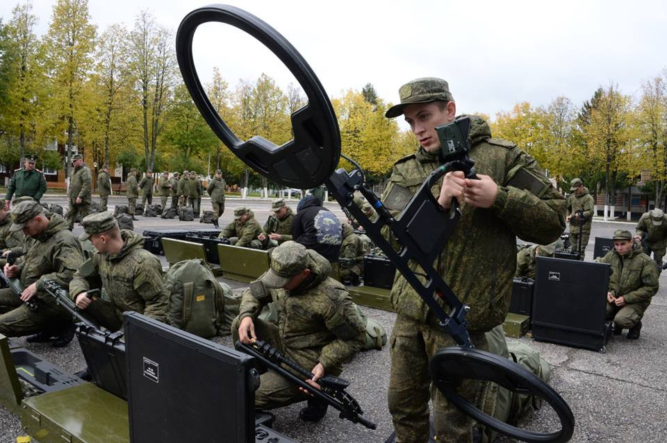 Nga trien khai cong binh giup do Lao ra pha bom min My