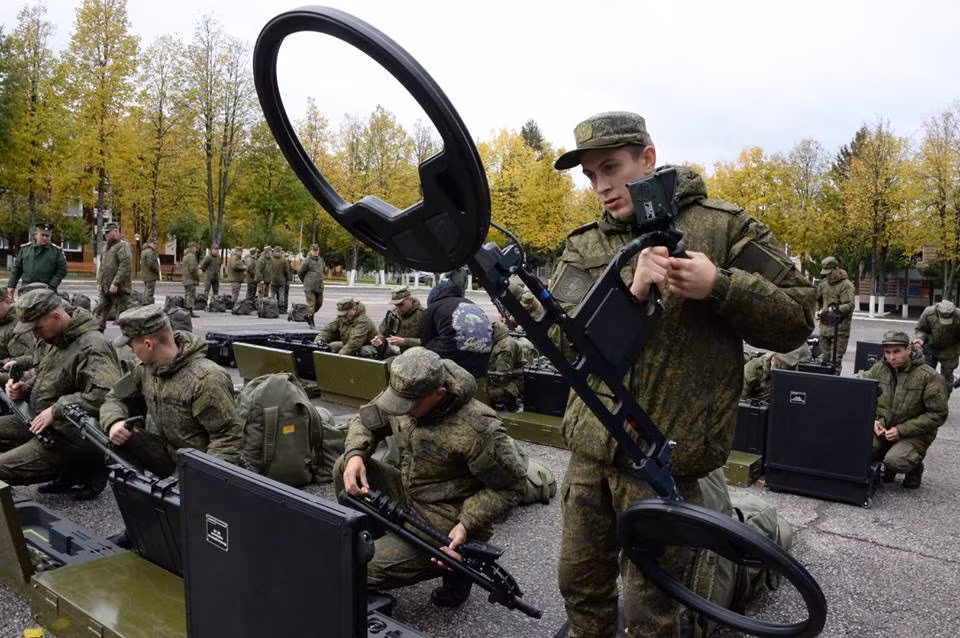 Nga trien khai cong binh giup do Lao ra pha bom min My